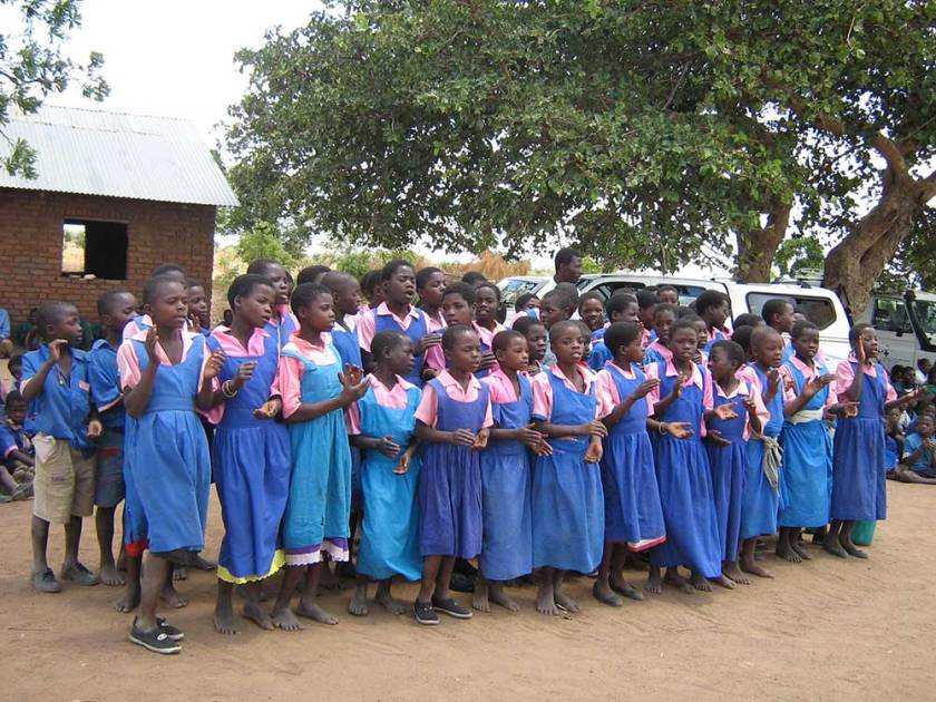 Jugendliche in Schuluniform