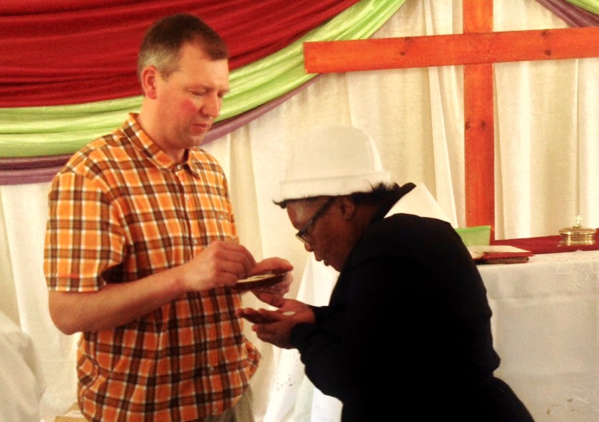 Jens teilt die Oblaten beim Abendmahl aus