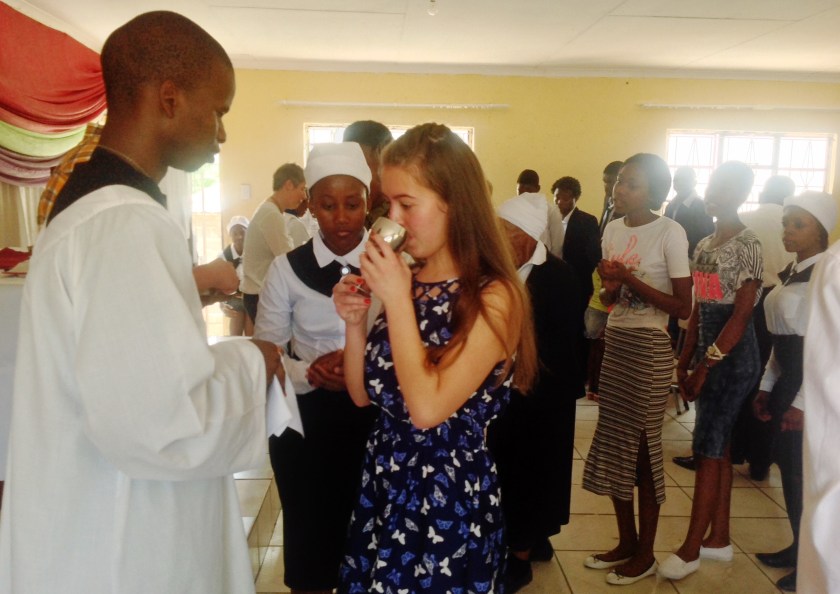 Der Theologiestudent Musi gibt Anna den Kelch