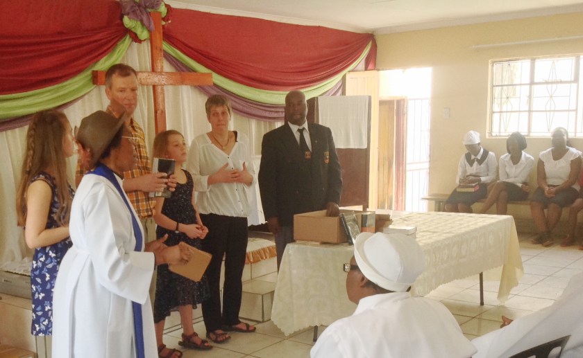 Caroline Pereira dankt für die Bibeln