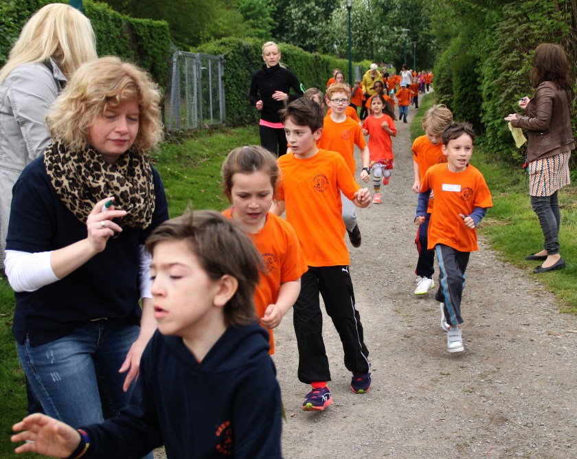 Kinder und Lehrer beim Sponsorenlauf in Hameln