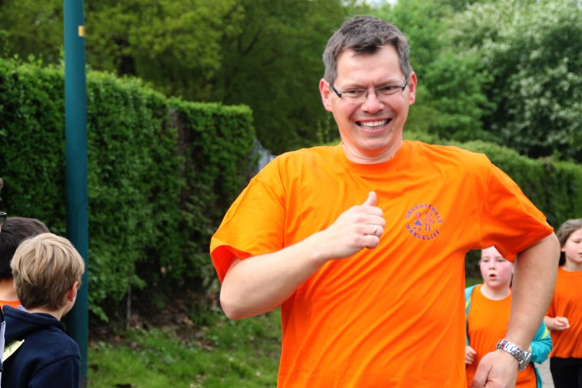 Schulleiter Thomas Lange läuft beim Sponsorenlauf in Hameln mit den Kindern