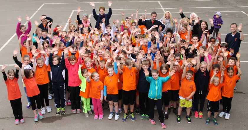 Kinder und Lehrer vom Sponsorenlauf in Hameln