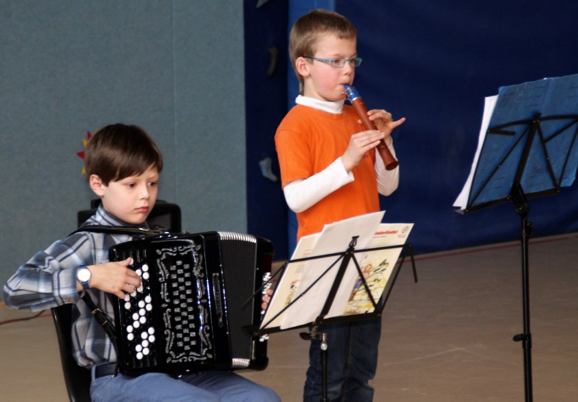 Kinder machen Musik beim Benefizkonzert