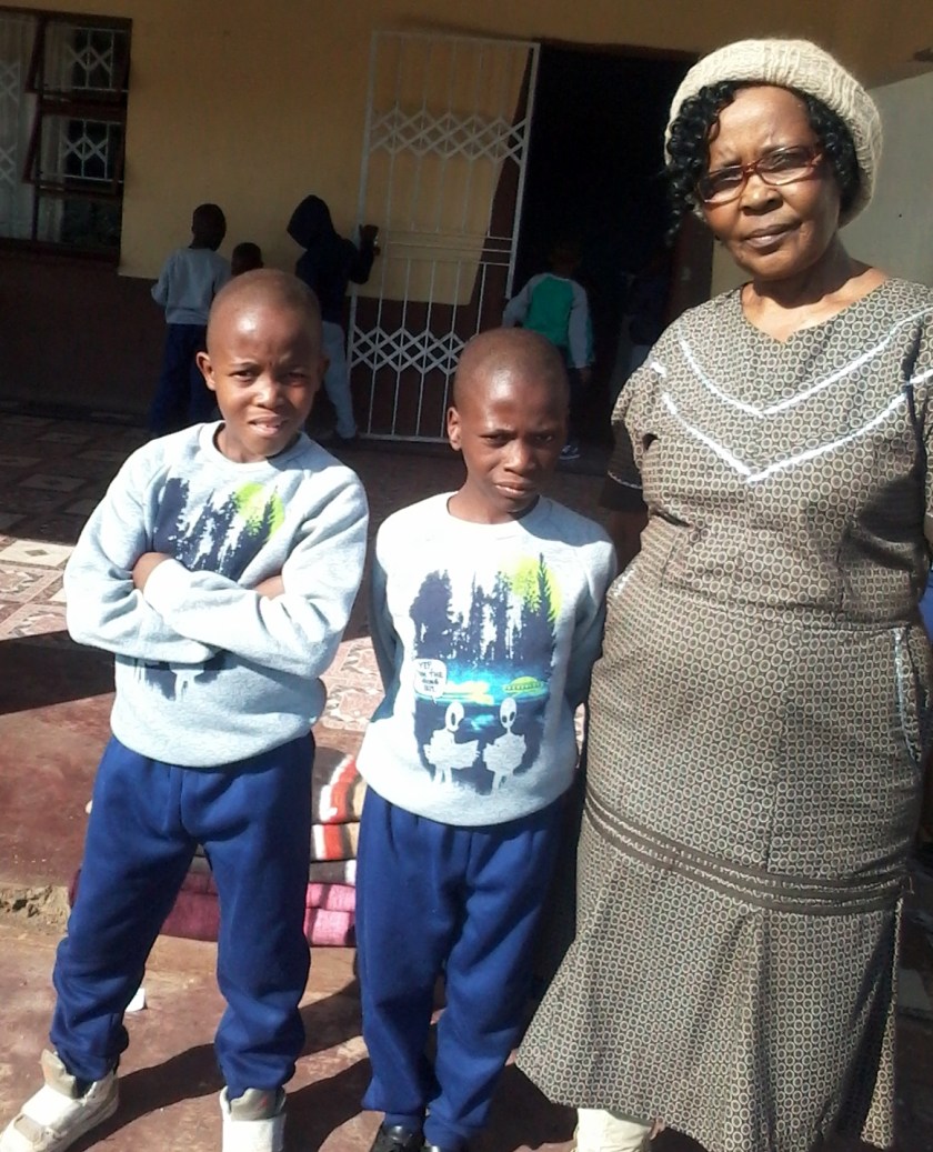 warme Winterkleidung für die Waisenkinder in Mahlabaneni, Swasiland