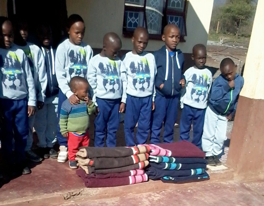 warme Winterkleidung für die Waisenkinder in Mahlabaneni, Swasiland