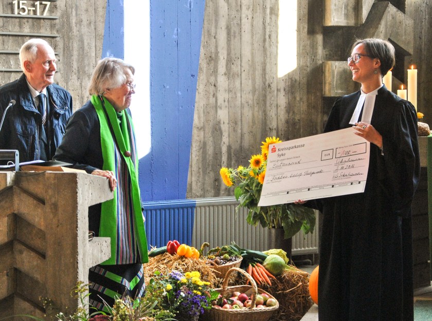 Hanna und Wilhelm Steffens freuen sich über die Spende der Kirchengemeinde Seckenhausen